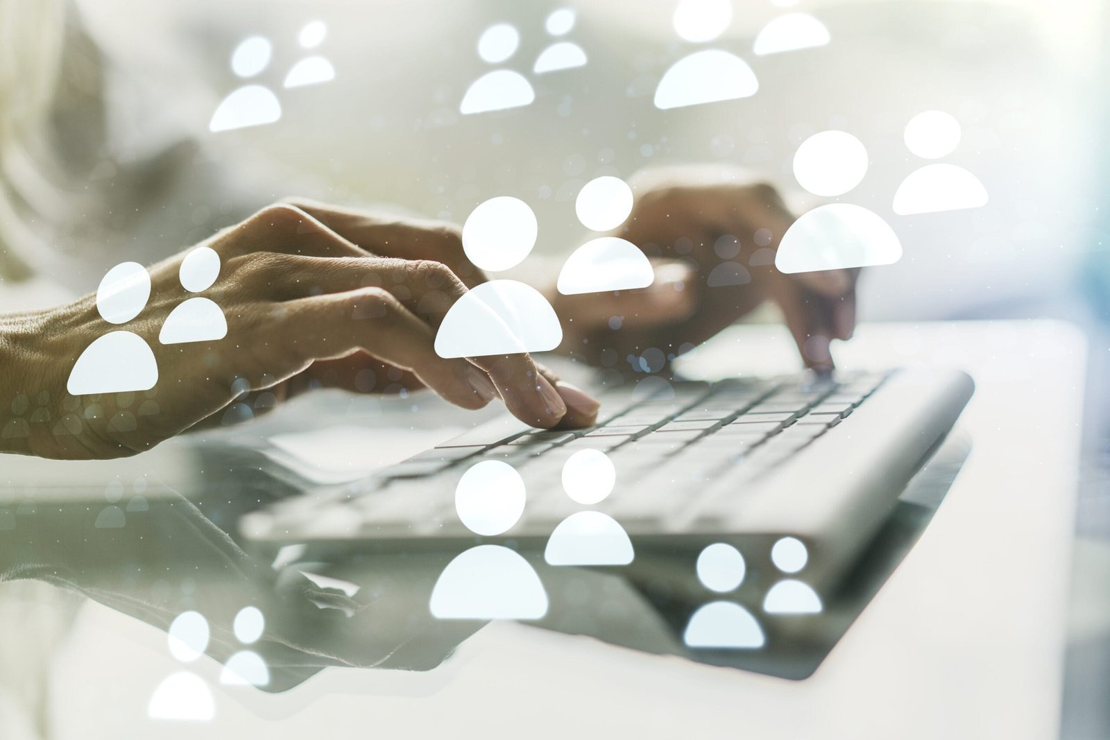 Pessoa digitando em um teclado com ícones de leads representando atendimento no marketing médico.